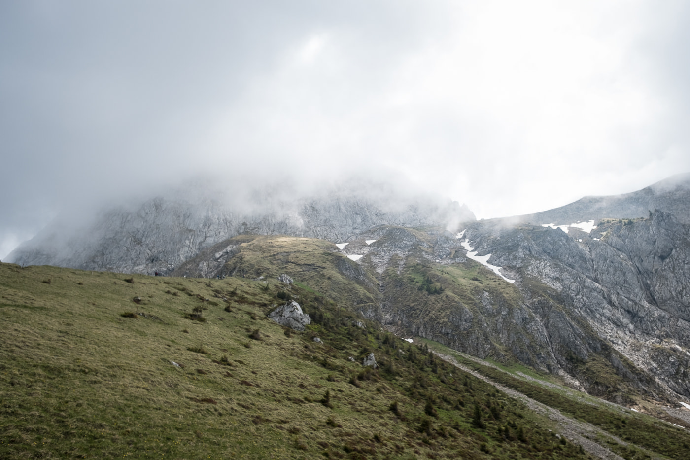 aufstieg nebeliges stockhorn