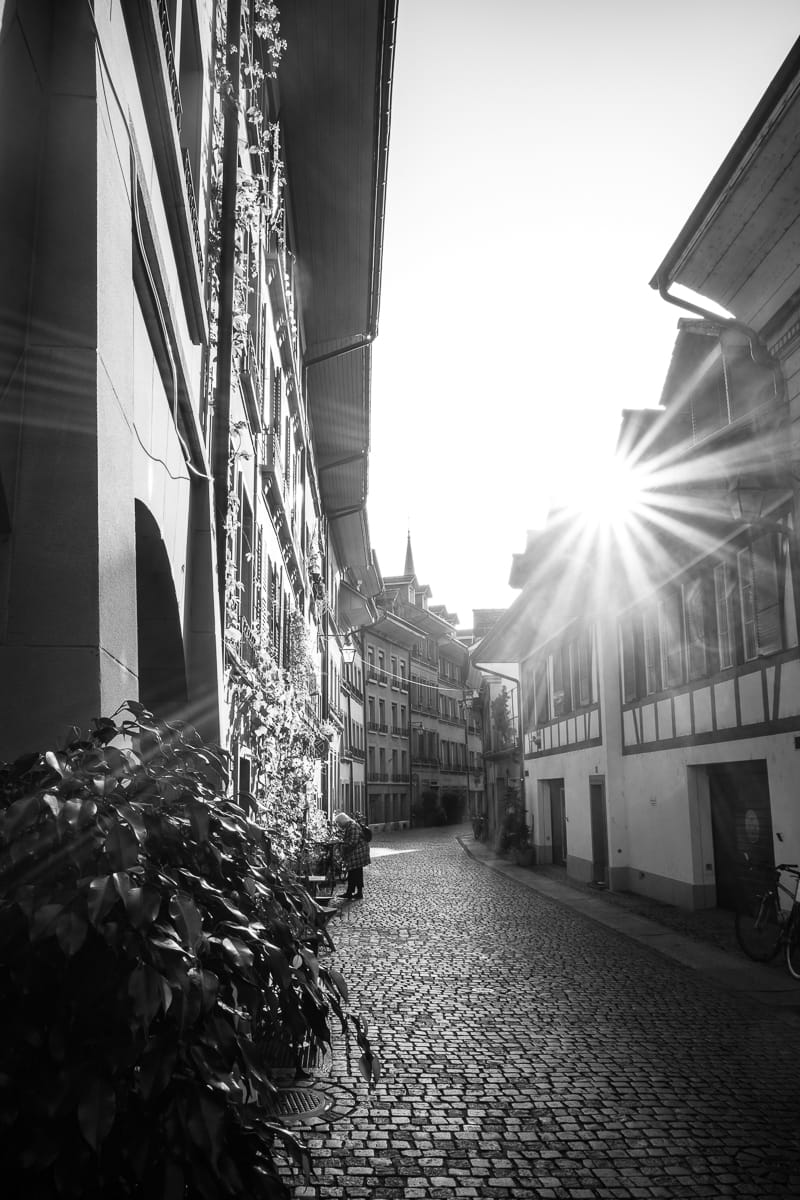 Brunngasse Bern mit Sonne