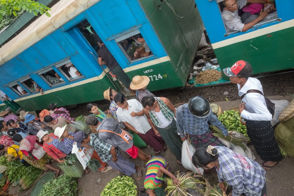 circular-train-markt-perron-9395