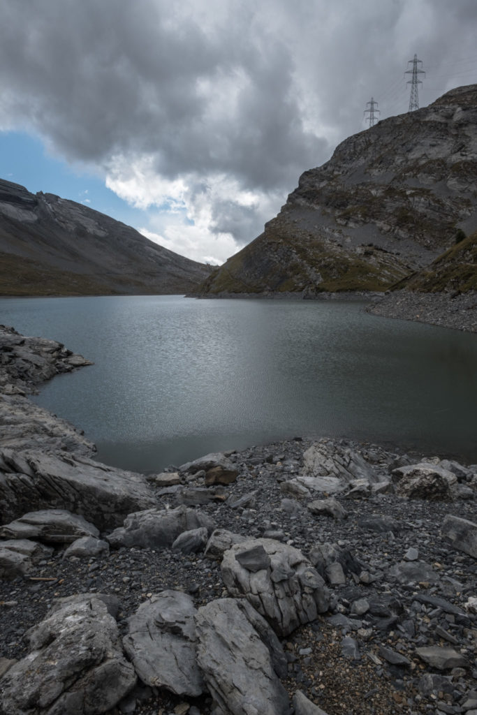 Der Daubensee mit Strommasten