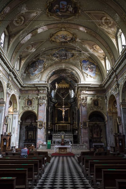Beten in der Kirche der Citta Alta von Bergamo