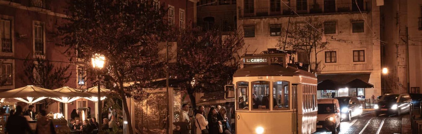 Lissabon Nachtleben mit Tram und Licht