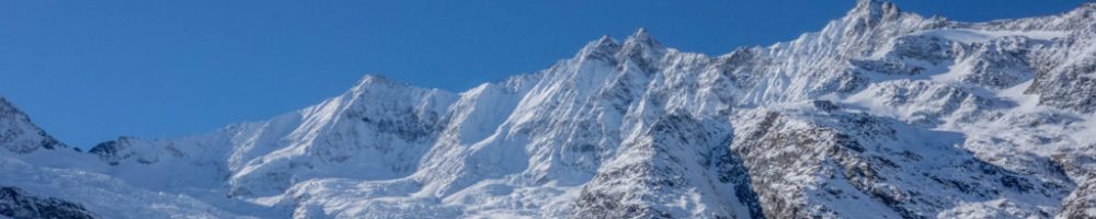 Saas-Fee und die umliegenden Berggipfeln
