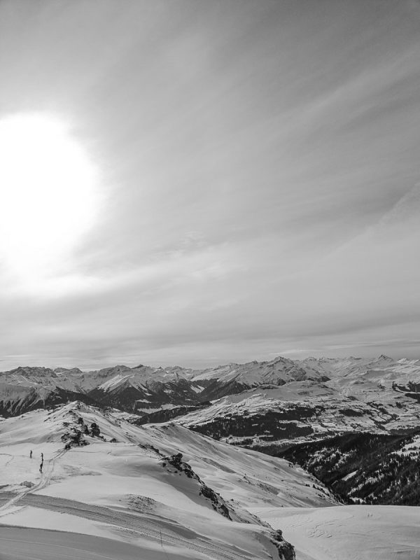 schwarzweiss-berge-laax