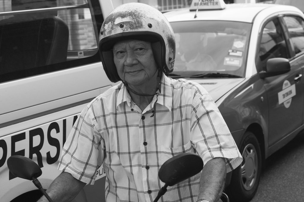 Streetfotografie von Rollerfahrer in Malaysia