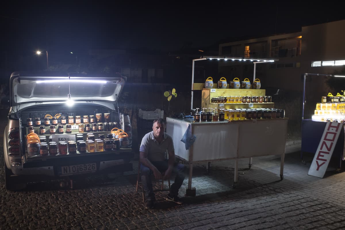Griechischer Honig Verkäufer in Sarti