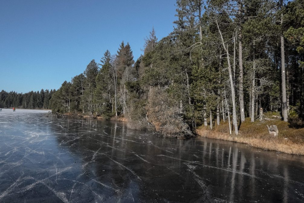 Schwarzes Eis Etang de la Gruère