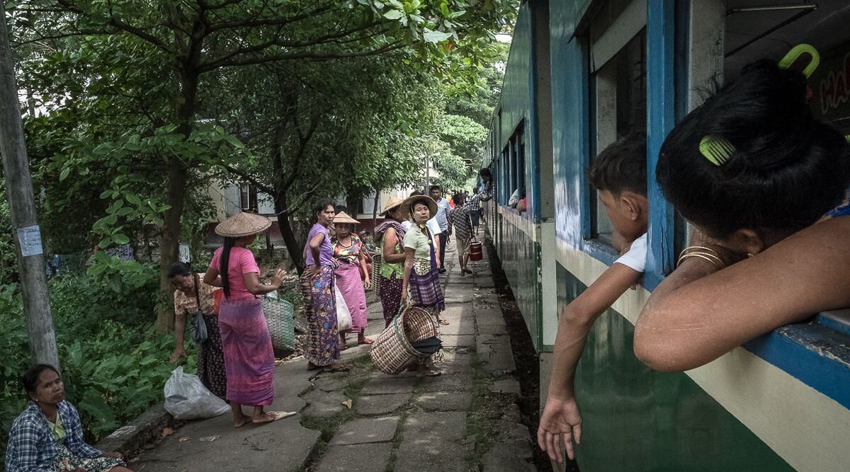 Zugfahren in Yangon, Myanmar