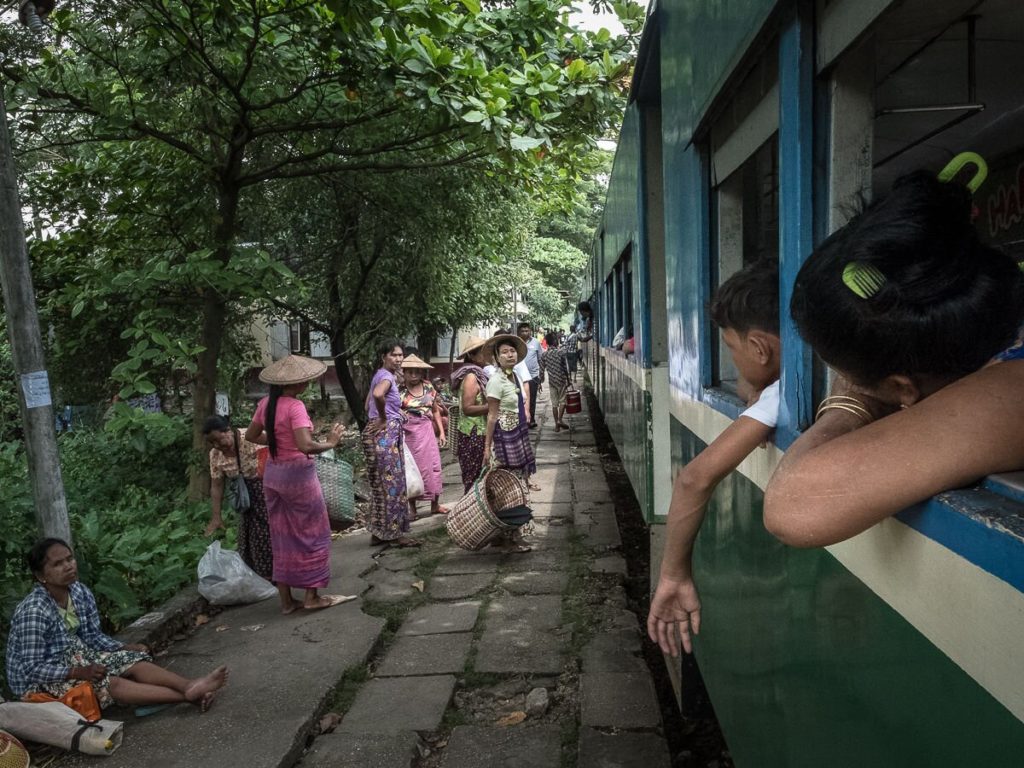 Zugfahren in Yangon, Myanmar