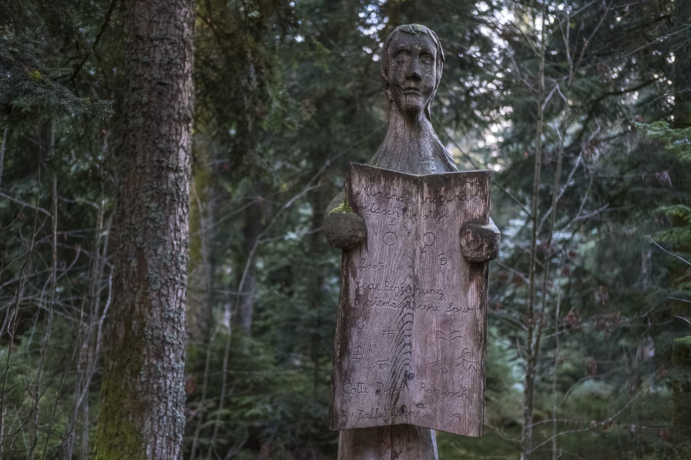 Holzskulpturen im Wald vom Emmental