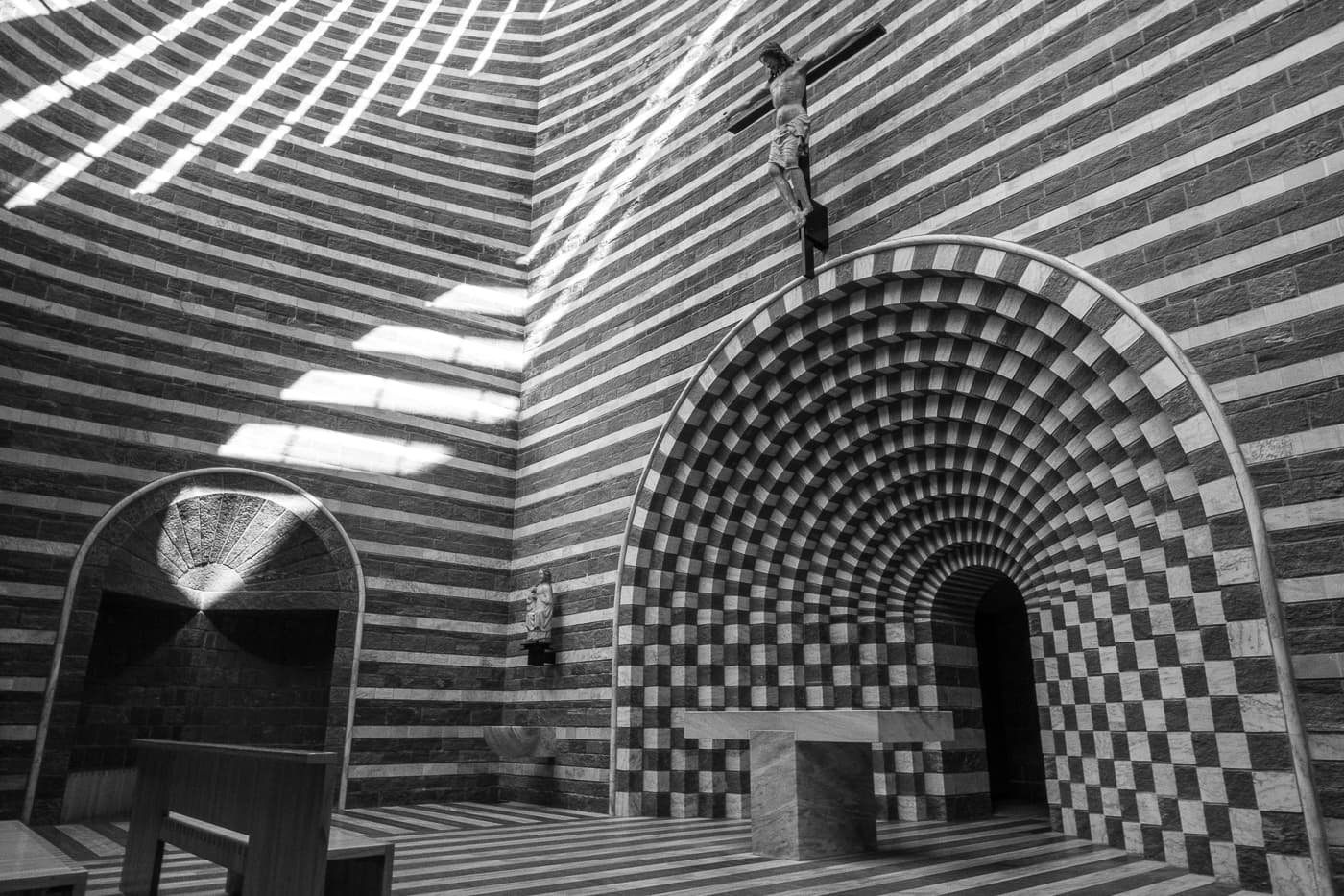 Innen der Kirche von Mario Botta in Mogno