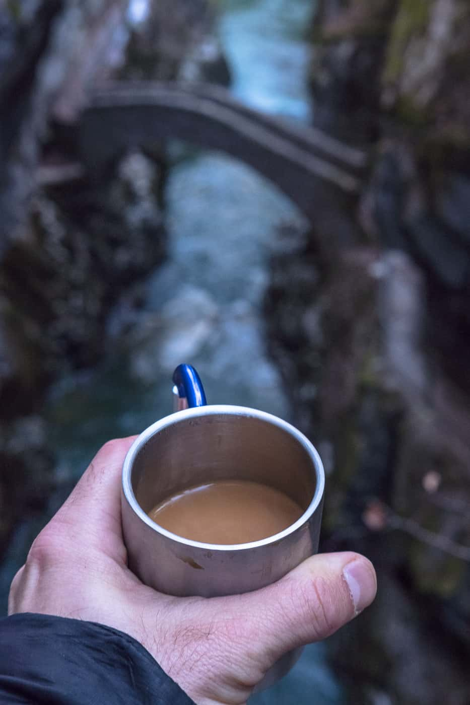 Kaffee bei der Brücke in der Areuse Schlucht