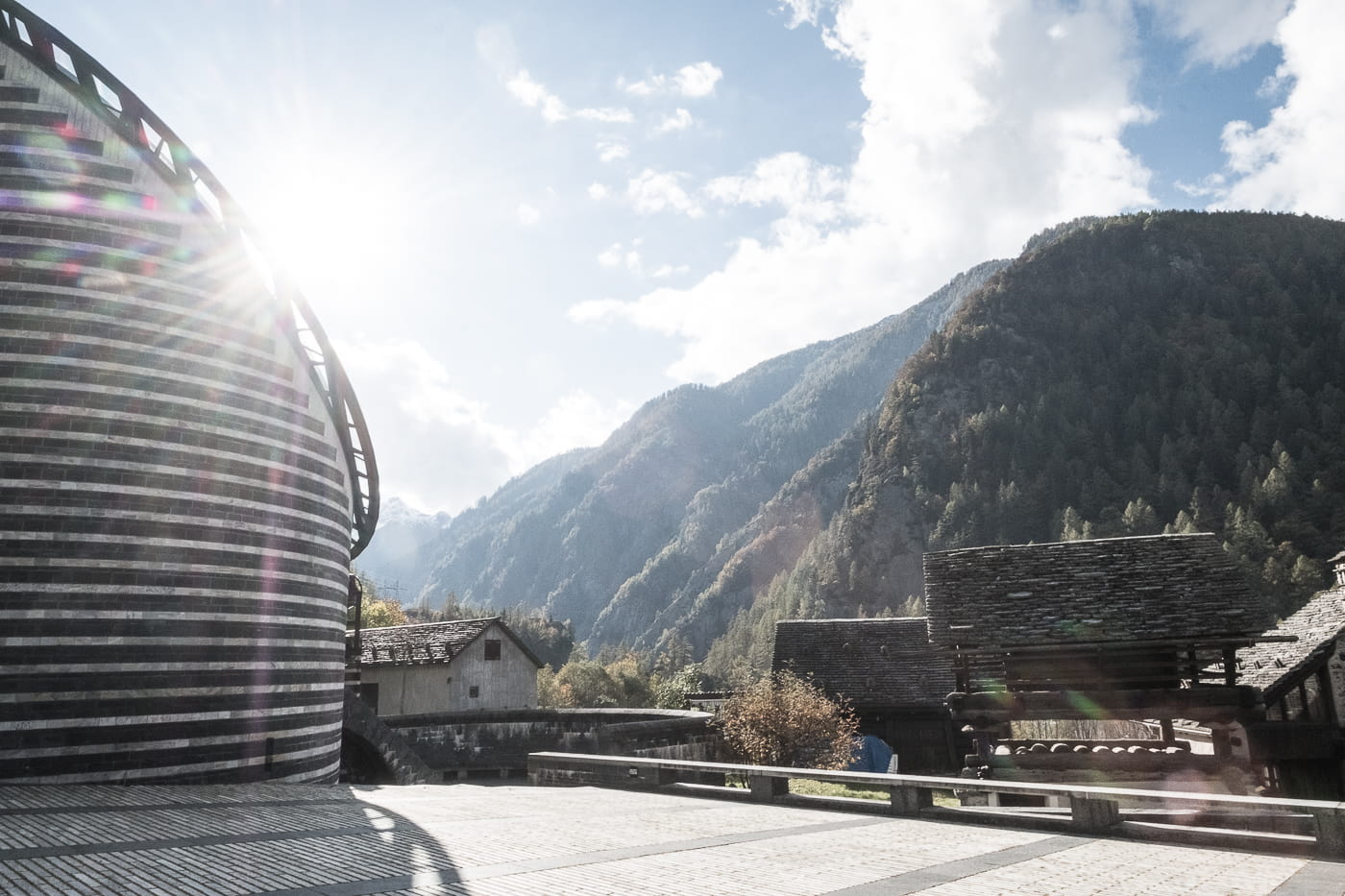 Kirche von Mario Botta in Mogno im Sonnenlicht
