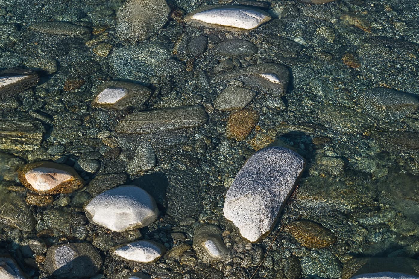 Kristallklares Wasser in der Maggia
