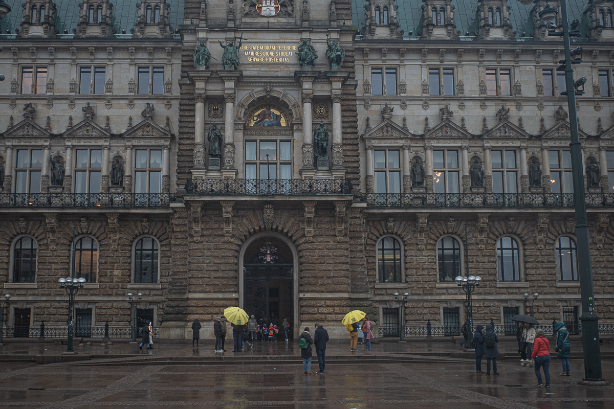 Leben vor dem Rathaus Hamburg