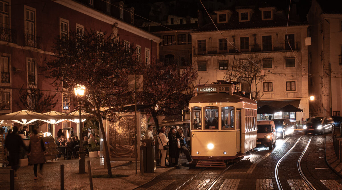 Lissabon Nachtleben mit Tram und Licht