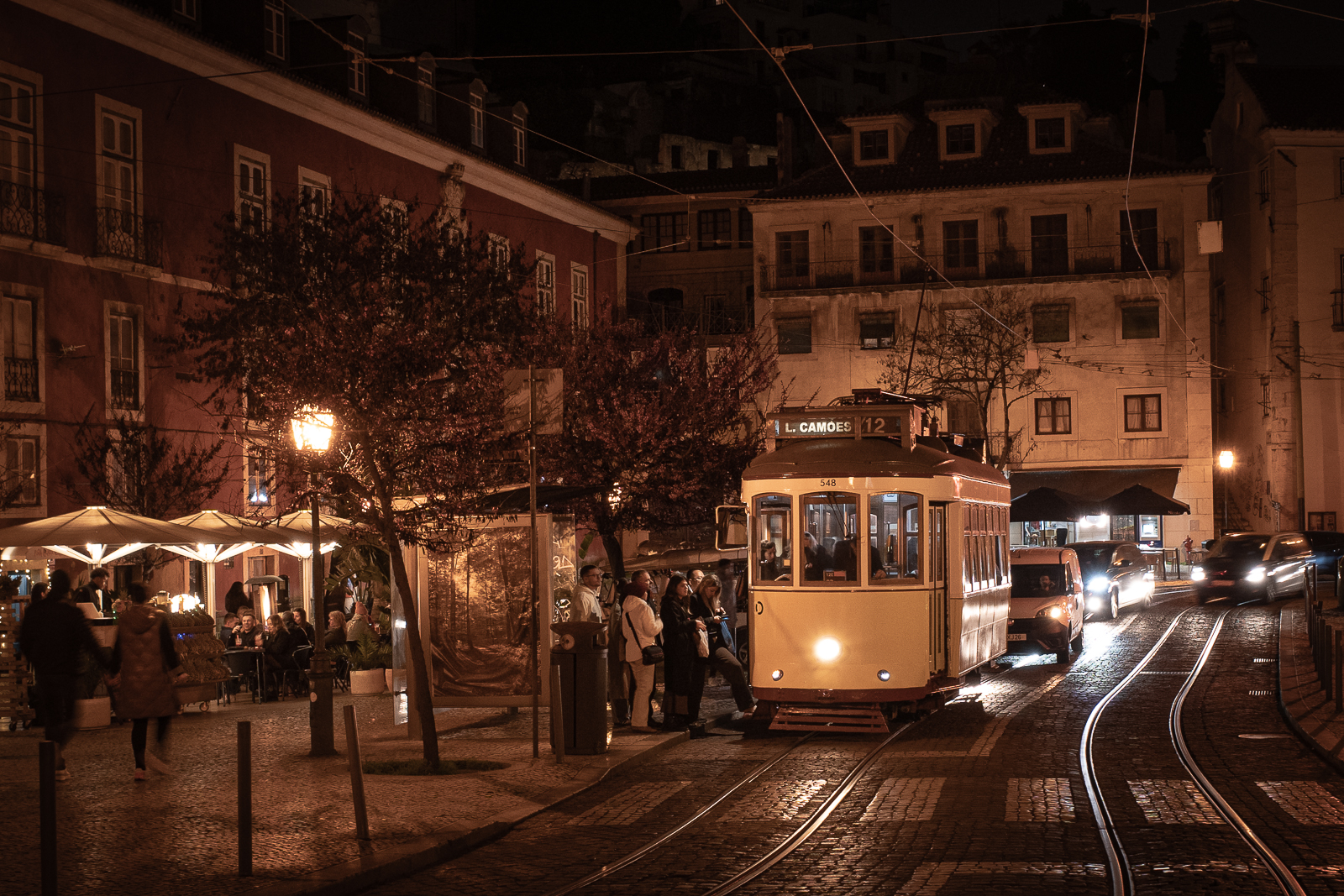 Lissabon Nachtleben mit Tram und Licht