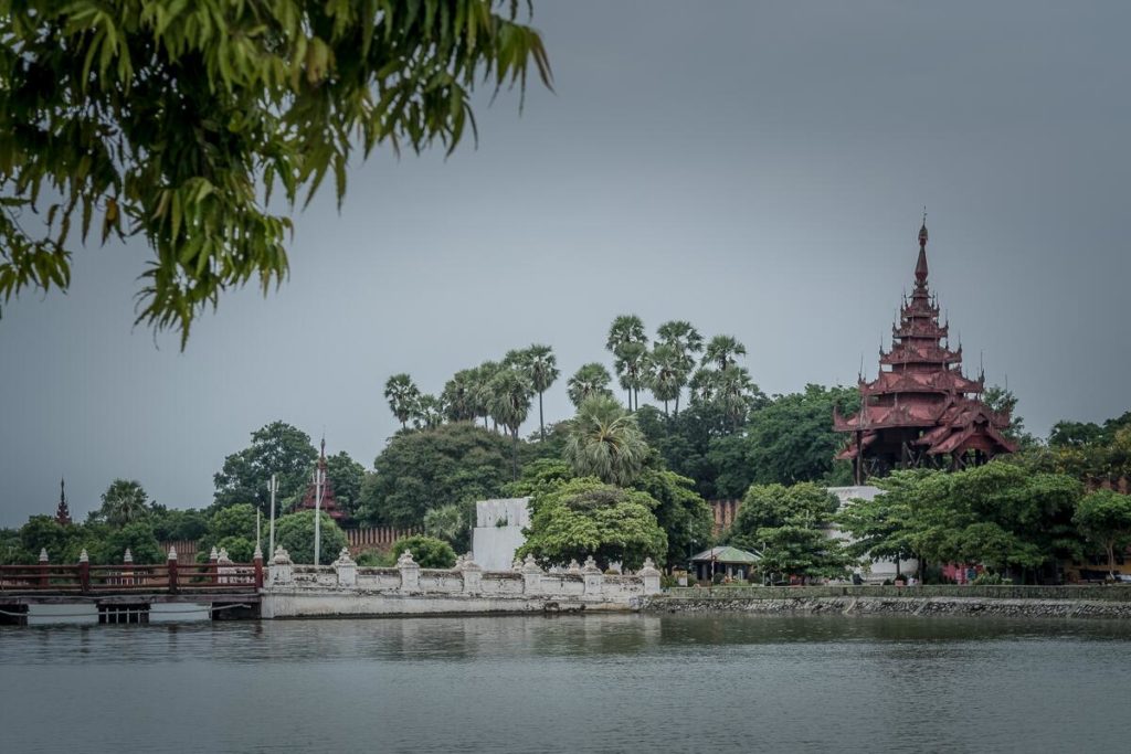 Chaotisches Mandalay, pagodenreiche Umgebung