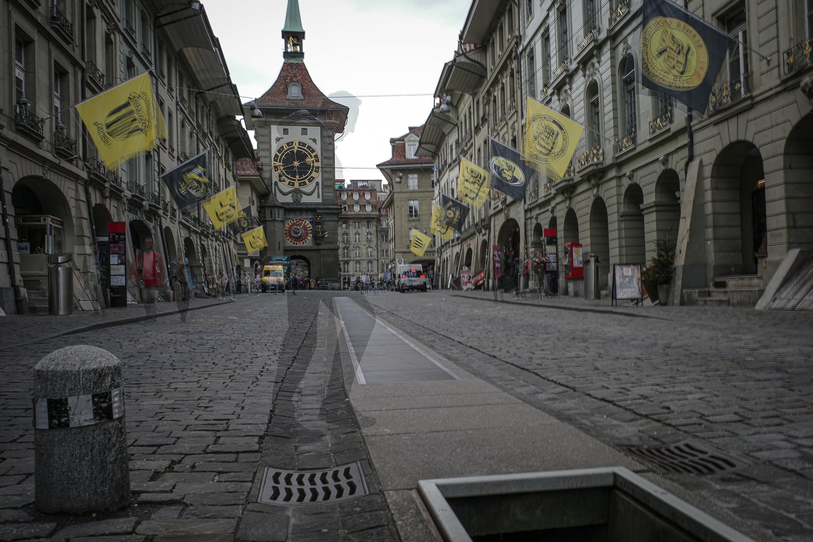 Mehrfachbelichtung Stadt Bern: Passant läuft in der Altstadt