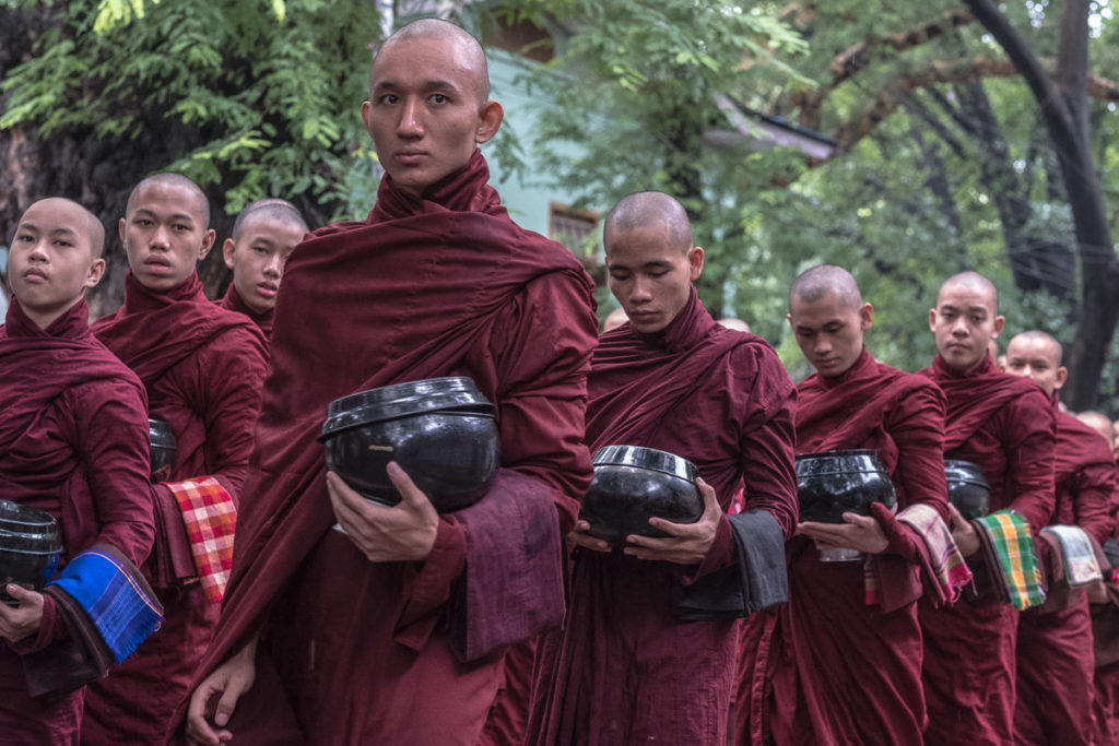 Mönche im Kloster von Mandalay Myanmar