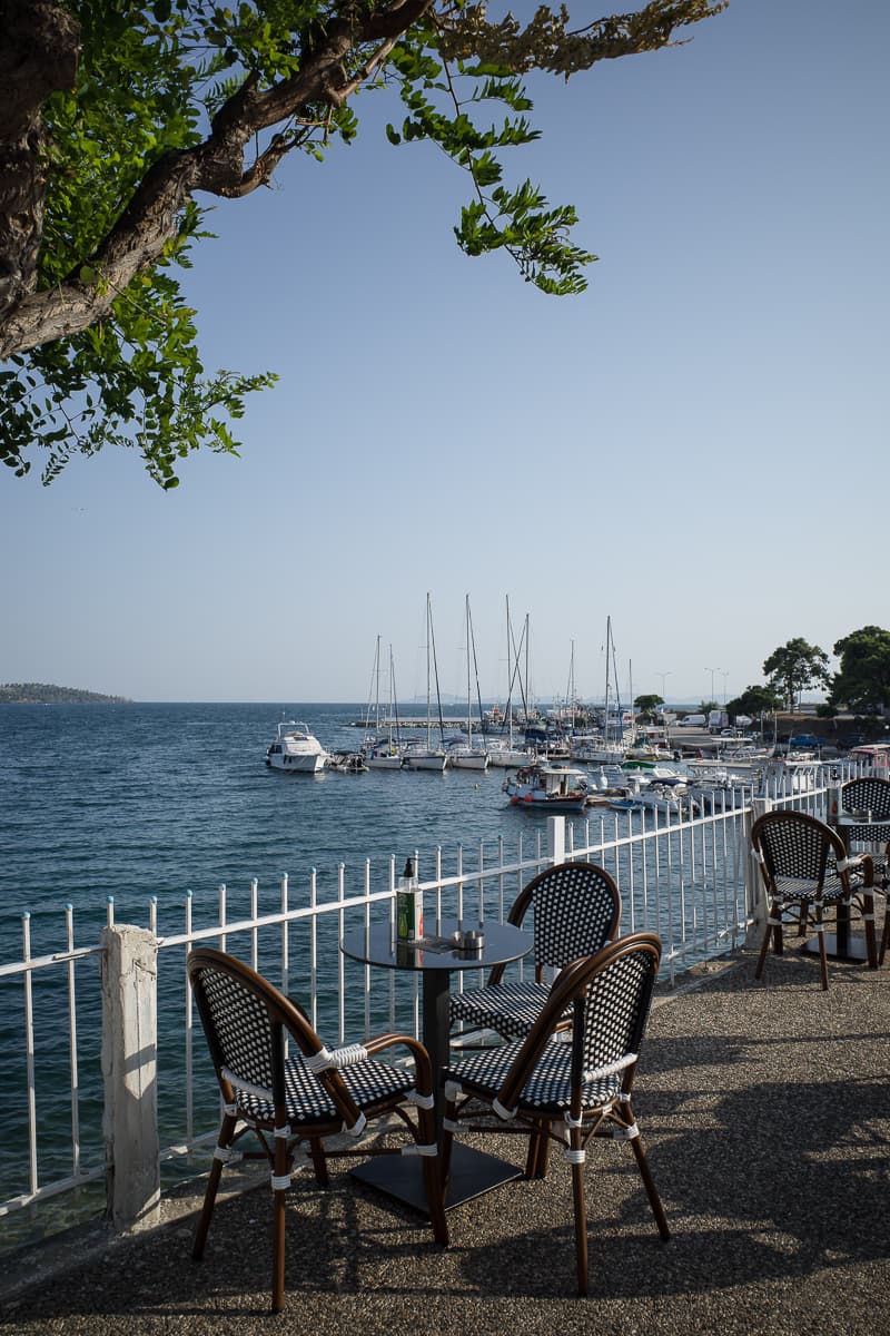 Neos Marmaras Kaffee am Hafen