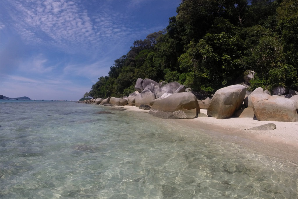 Perhentian Islands Strand mit markant runden Steinen