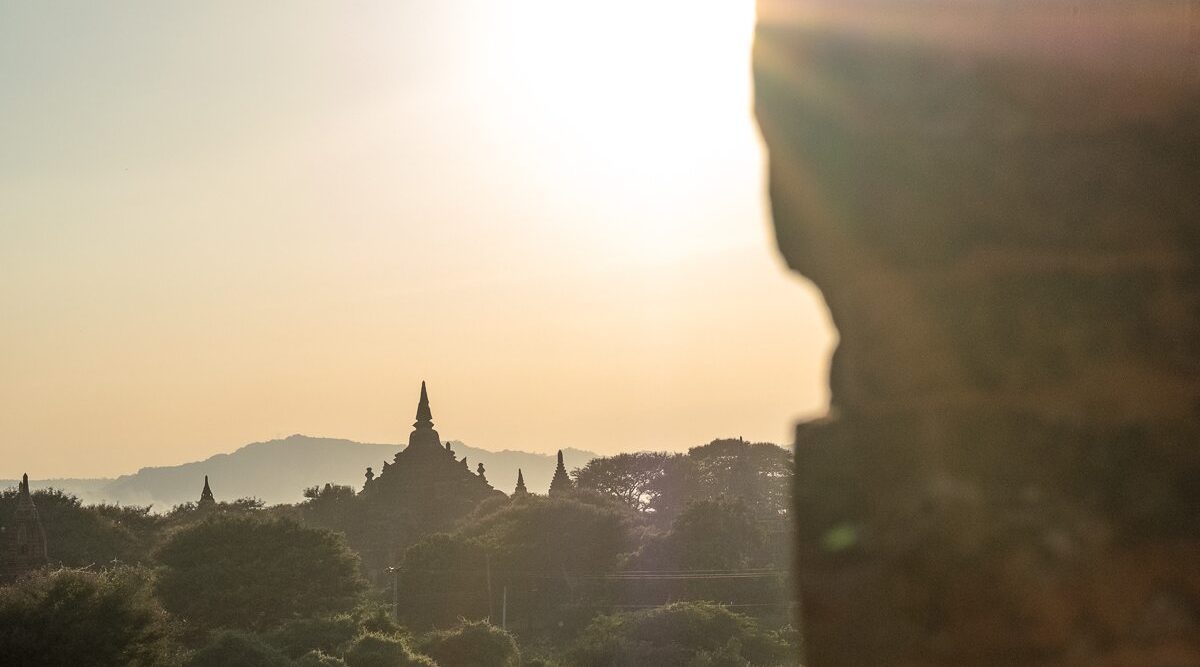 sonnenstrahlen bagan am vormittag