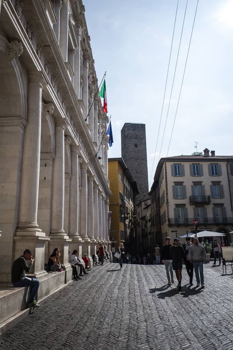 stadtturm und palazzo in der citta alta bergamo