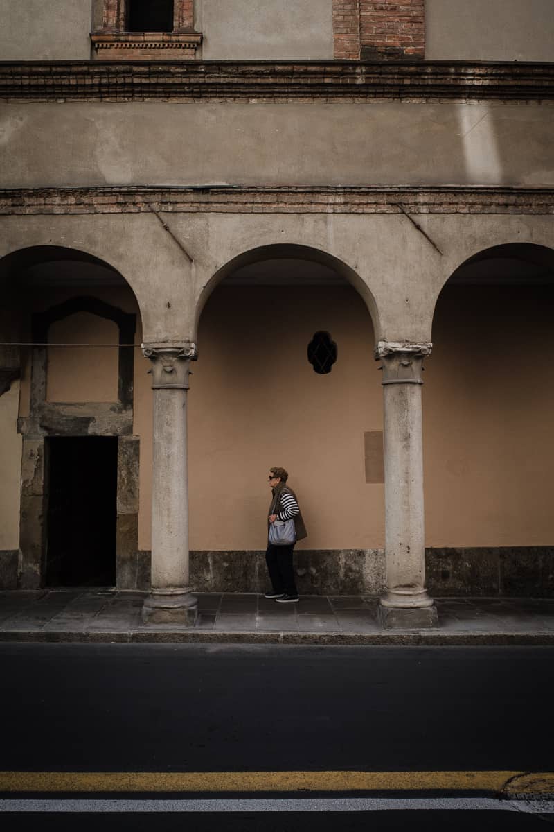 Streets of Bergamo - Spaziergängerin