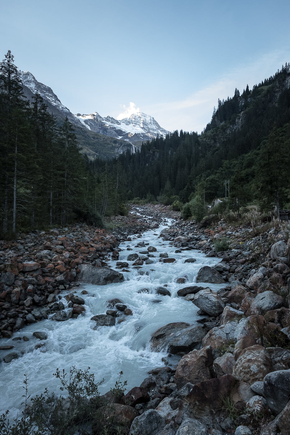 Weisse Luetschinen Breithorn im Hintergrund